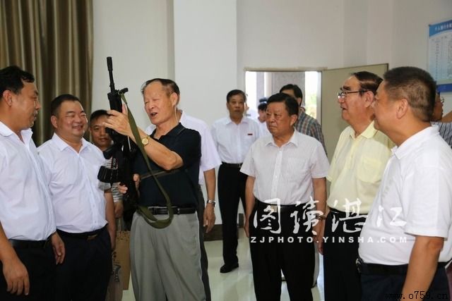 马炳芝中将拿起一把仿真枪端详了一会把玩了一番.